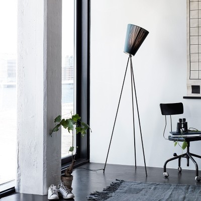 Habitación estudio con Lámpara Oslo Wood verde pie negro de Nothern. Disponible en Moisés showroom Habitación estudio con Lámpara Oslo Wood verde pie negro de Nothern. Disponible en Moisés showroom