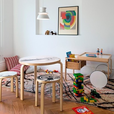 Tea Trolley 900 como mesa auxiliar para niños de Artek Tea Trolley 900 como mesa auxiliar para niños de Artek