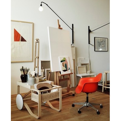 interior con Tea Trolley 900 cerámica blanca y cesta de mimbre de Artek interior con Tea Trolley 900 cerámica blanca y cesta de mimbre de Artek
