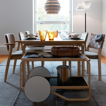 comedor con Tea Trolley 901 abedul bandejas linóleo negro de Artek