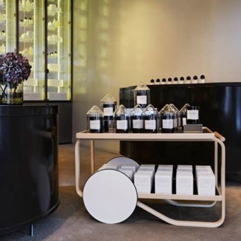 detalle Tea Trolley 901 abedul bandejas linóleo negro de Artek