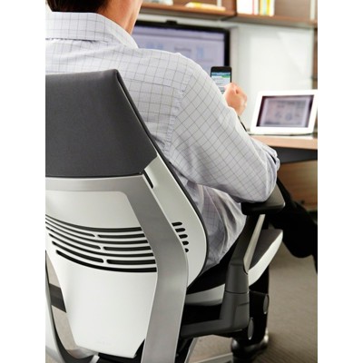 Sedia Gesture Steelcase con rivestimento dello schienale Sedia Gesture Steelcase con rivestimento dello schienale