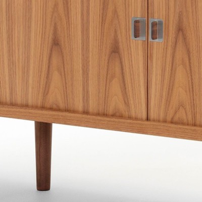 Detalle pata Aparador credenza CH825 en roble de Carl Hansen. Disponible en Moisés showroom Detalle pata Aparador credenza CH825 en roble de Carl Hansen. Disponible en Moisés showroom