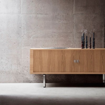Recibidor con Aparador credenza CH825 en roble de Carl Hansen. Disponible en Moisés showroom Recibidor con Aparador credenza CH825 en roble de Carl Hansen. Disponible en Moisés showroom