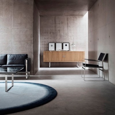 Aparador credenza CH825 en roble y patas acero de Carl Hansen en ambiente. Disponible en Moisés showroom Aparador credenza CH825 en roble y patas acero de Carl Hansen en ambiente. Disponible en Moisés showroom