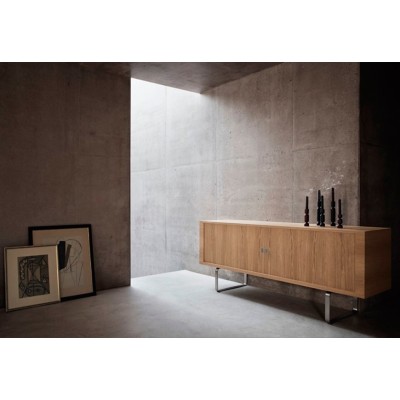 Credenza CH825 en roble patas de acero de Carl Hansen. Disponible en Moisés showroom Credenza CH825 en roble patas de acero de Carl Hansen. Disponible en Moisés showroom