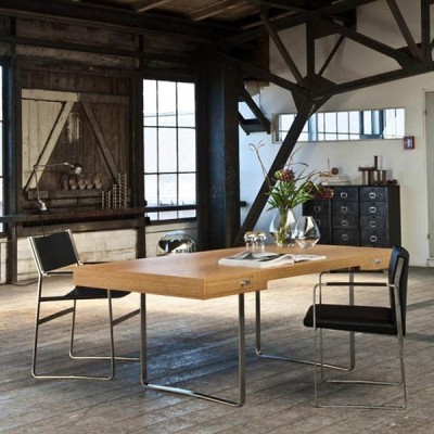 Ambiente oficina con mesa CH110 de Carl Hansen. Disponible en Moisés showroom Ambiente oficina con mesa CH110 de Carl Hansen. Disponible en Moisés showroom