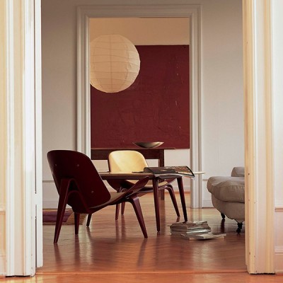 Ambiente interior con mesa ch008 en madera de nogal de Carl Hansen. Disponible en Moisés showroom Ambiente interior con mesa ch008 en madera de nogal de Carl Hansen. Disponible en Moisés showroom