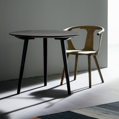 ambiente silla y mesa roble ahumado In Between SK1 &Tradition ambiente silla y mesa roble ahumado In Between SK1 &Tradition