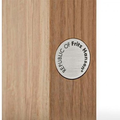Mesa Essay fija de Fritz Hansen en Moises Showroom Mesa Essay fija de Fritz Hansen en Moises Showroom