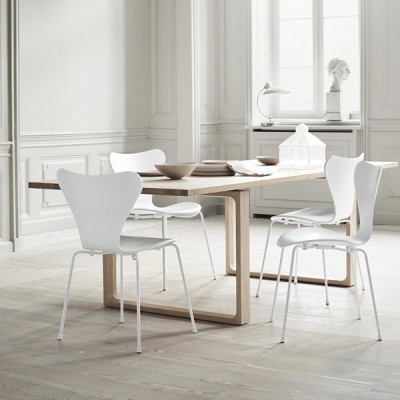 Mesa Essay fija de Fritz Hansen en Moises Showroom Mesa Essay fija de Fritz Hansen en Moises Showroom