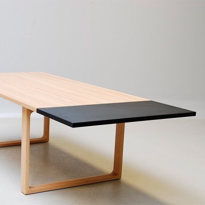 Mesa Essay extensible de Fritz Hansen en roble aceitado en Moises Showroom