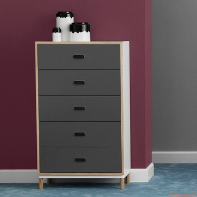 Habitación juvenil con Consola de 5 cajones Kabino color gris de Normann copenhagen.
