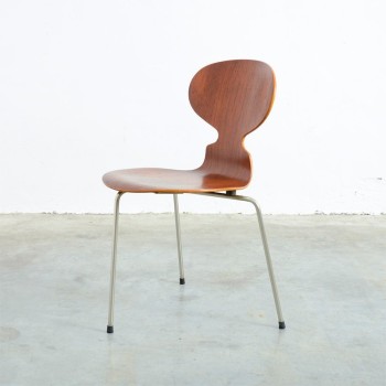 Silla Ant 3 patas con carcasa de madera diseñada por jacobsen en Moises Showroom