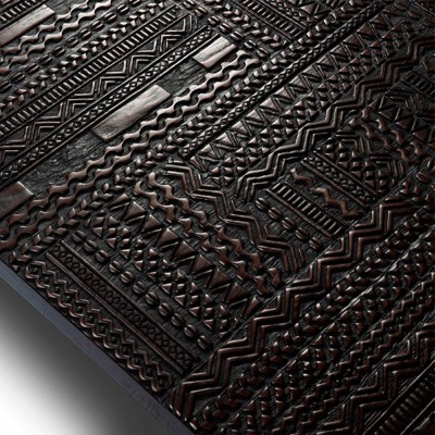 Mesa tabwa block Ancestors by Ethnicraft detalle dibujo tallado Mesa tabwa block Ancestors by Ethnicraft detalle dibujo tallado
