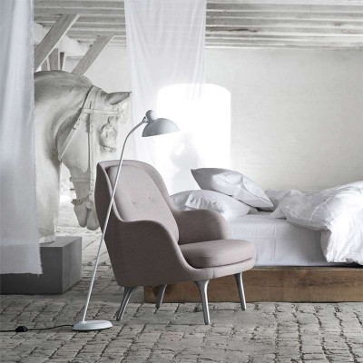 Dormitorio con Lámpara de Pie Kaiser de Fritz Hansen color blanco y butaca Fri Dormitorio con Lámpara de Pie Kaiser de Fritz Hansen color blanco y butaca Fri
