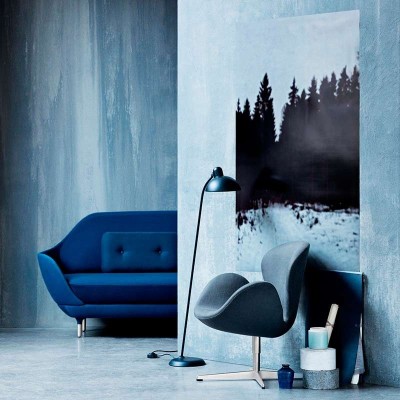 Habitación con Lámpara de Pie Kaiser de Fritz Hansen color negro Habitación con Lámpara de Pie Kaiser de Fritz Hansen color negro