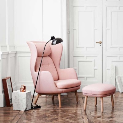 Ambiente con Lámpara de pie Kaiser Super y Butaca y reposapiés RO de Fritz Hansen Ambiente con Lámpara de pie Kaiser Super y Butaca y reposapiés RO de Fritz Hansen