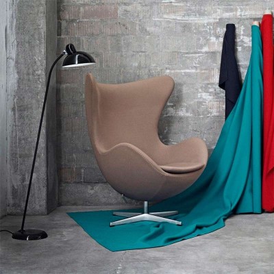 Lámpara de pie Kaiser color negro con Sillón Egg de Fritz Hansen Lámpara de pie Kaiser color negro con Sillón Egg de Fritz Hansen
