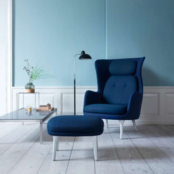 Ambiente con Lámpara de Pie Kaiser Luxus color negro de Fritz Hansen