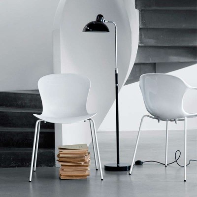 Estudio con Lámpara de Pie Kaiser Luxus color negro de Fritz Hansen Estudio con Lámpara de Pie Kaiser Luxus color negro de Fritz Hansen