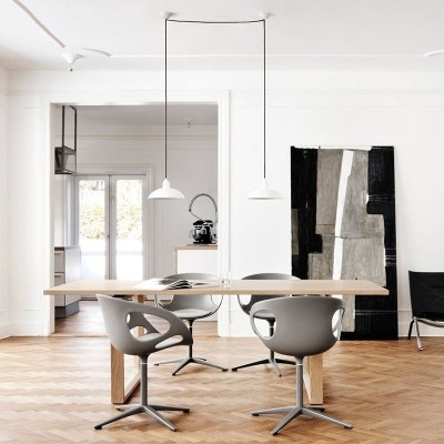 Ambiente oficina con Lámpara colgante Kaiser color blanco de Fritz Hansen Ambiente oficina con Lámpara colgante Kaiser color blanco de Fritz Hansen