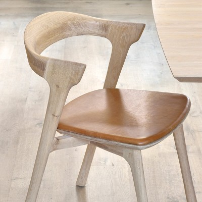 Silla Bok de Ethnicraft en roble y asiento tapizado cuero cognac en Moises Showroom Silla Bok de Ethnicraft en roble y asiento tapizado cuero cognac en Moises Showroom