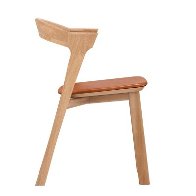 Silla Bok de Ethnicraft en roble y asiento tapizado cuero cognac en Moises Showroom Silla Bok de Ethnicraft en roble y asiento tapizado cuero cognac en Moises Showroom