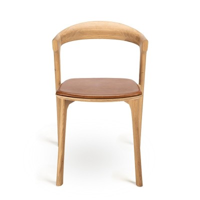 Silla Bok de Ethnicraft en roble y asiento tapizado cuero cognac en Moises Showroom Silla Bok de Ethnicraft en roble y asiento tapizado cuero cognac en Moises Showroom