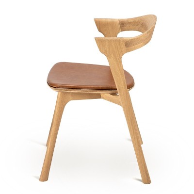 Silla Bok de Ethnicraft en roble y asiento tapizado cuero cognac en Moises Showroom Silla Bok de Ethnicraft en roble y asiento tapizado cuero cognac en Moises Showroom