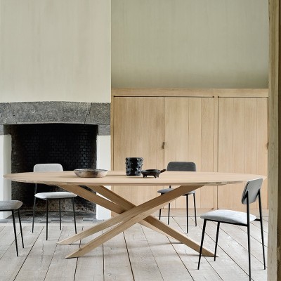 Mesa de comedor Mikado Oval de Ethnicraft en Moises Showroom Mesa de comedor Mikado Oval de Ethnicraft en Moises Showroom
