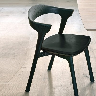 Silla Bok con asiento cuero negro de Ethnicraft en Moises Showroom Silla Bok con asiento cuero negro de Ethnicraft en Moises Showroom