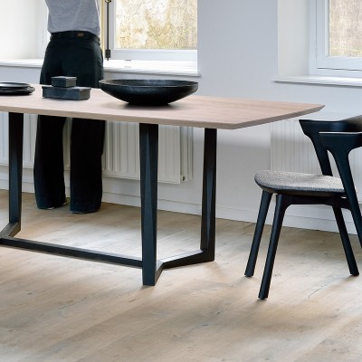 Silla Bok negra de Ethnicraft tapizada en Moises Showroom Silla Bok negra de Ethnicraft tapizada en Moises Showroom