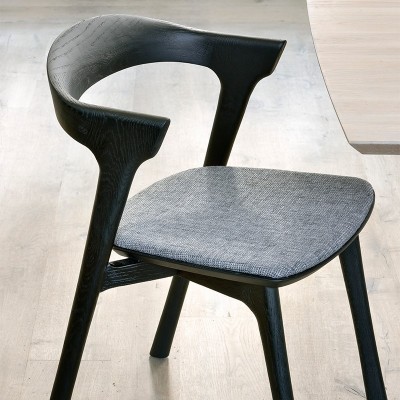 Silla Bok negra de Ethnicraft tapizada en Moises Showroom Silla Bok negra de Ethnicraft tapizada en Moises Showroom