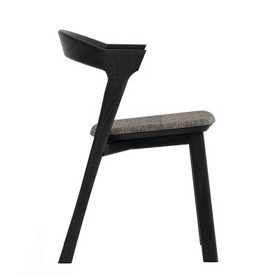 Silla Bok negra de Ethnicraft tapizada en Moises Showroom Silla Bok negra de Ethnicraft tapizada en Moises Showroom