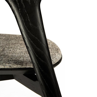 Silla Bok negra de Ethnicraft tapizada en Moises Showroom Silla Bok negra de Ethnicraft tapizada en Moises Showroom
