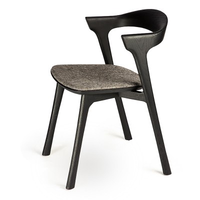 Silla Bok negra de Ethnicraft tapizada en Moises Showroom Silla Bok negra de Ethnicraft tapizada en Moises Showroom
