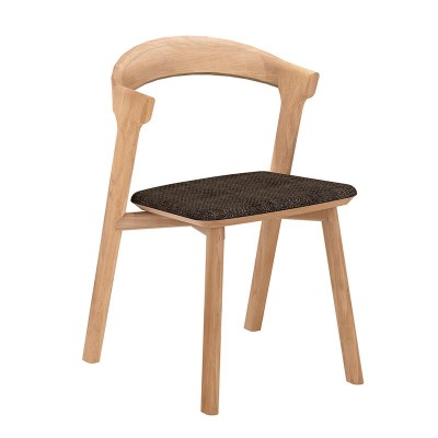Silla Bok de ethnicraft tapizada marrón en Moises Showroom Silla Bok de ethnicraft tapizada marrón en Moises Showroom