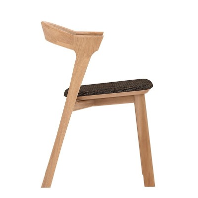 Silla Bok de ethnicraft tapizada marrón en Moises Showroom Silla Bok de ethnicraft tapizada marrón en Moises Showroom