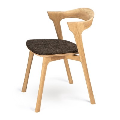 Silla Bok de ethnicraft tapizada marrón en Moises Showroom Silla Bok de ethnicraft tapizada marrón en Moises Showroom