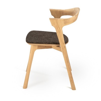 Silla Bok de ethnicraft tapizada marrón en Moises Showroom Silla Bok de ethnicraft tapizada marrón en Moises Showroom