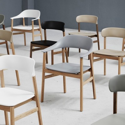 Interior con Sillas Herit con brazos de Normann Copenhagen en Moises Showroom Interior con Sillas Herit con brazos de Normann Copenhagen en Moises Showroom