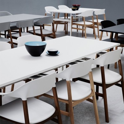 Sillas Herit color blanco con brazos de Normann Copenhagen en Moises Showroom Sillas Herit color blanco con brazos de Normann Copenhagen en Moises Showroom