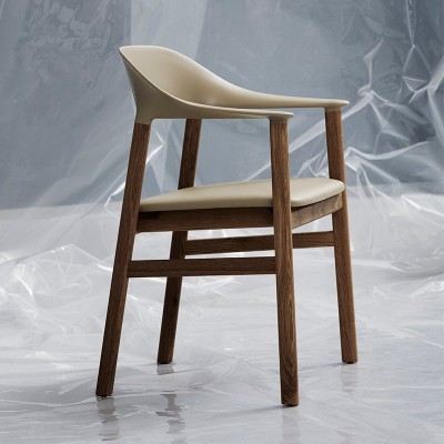 Silla Herit con brazos en roble ahumado color arena de Normann Copenhagen en Moises Showroom Silla Herit con brazos en roble ahumado color arena de Normann Copenhagen en Moises Showroom