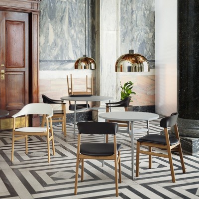 Salón con Herit Chair en varios colores de Normann Copenhagen en Moises Showroom Salón con Herit Chair en varios colores de Normann Copenhagen en Moises Showroom