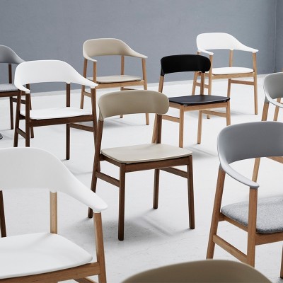 Habitación con Sillas Herit acabado roble natural de Normann Copenhagen en Moises Showroom Habitación con Sillas Herit acabado roble natural de Normann Copenhagen en Moises Showroom