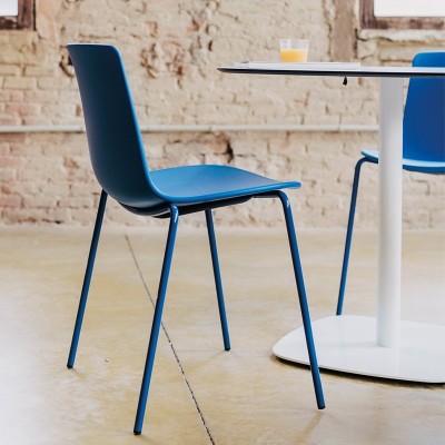 Silla Lottus monocolor con base 4 pies de Enea Silla Lottus monocolor con base 4 pies de Enea