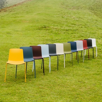 Silla Lottus monocolor con base 4 pies de Enea Silla Lottus monocolor con base 4 pies de Enea