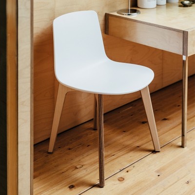 Silla Lottus Wood de Enea en Moises Showroom Silla Lottus Wood de Enea en Moises Showroom