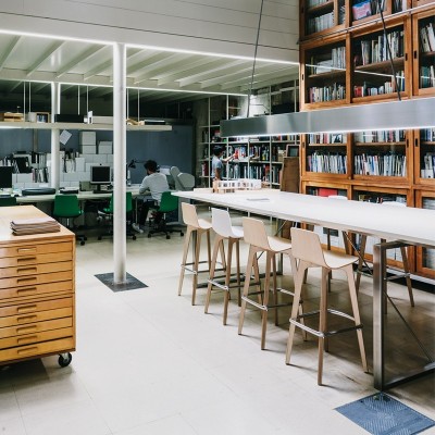 Taburete Lottus wood de Enea en Moises Showroom Taburete Lottus wood de Enea en Moises Showroom